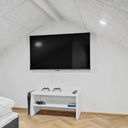 Exclusive Pool And Activity House For 30 People -1002 *